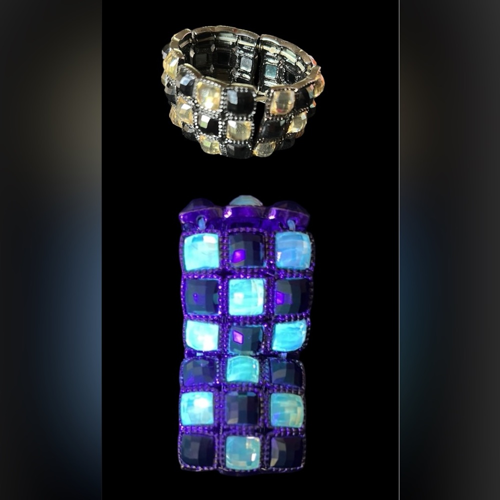 Beaded Stretch Bracelet with UV reactive beads.  Vintage